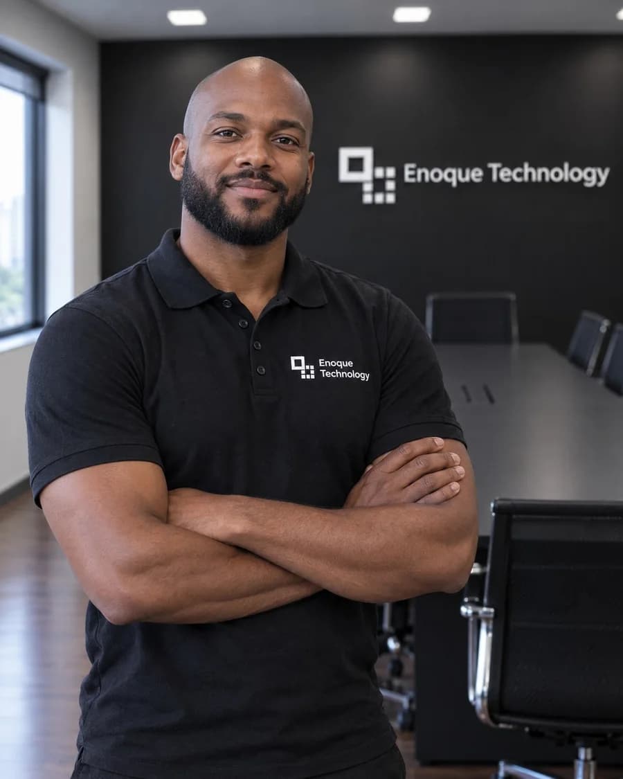 Avatar institucional aprovado de Rafael Nunes, com o uniforme da Enoque Technology na sala comercial.